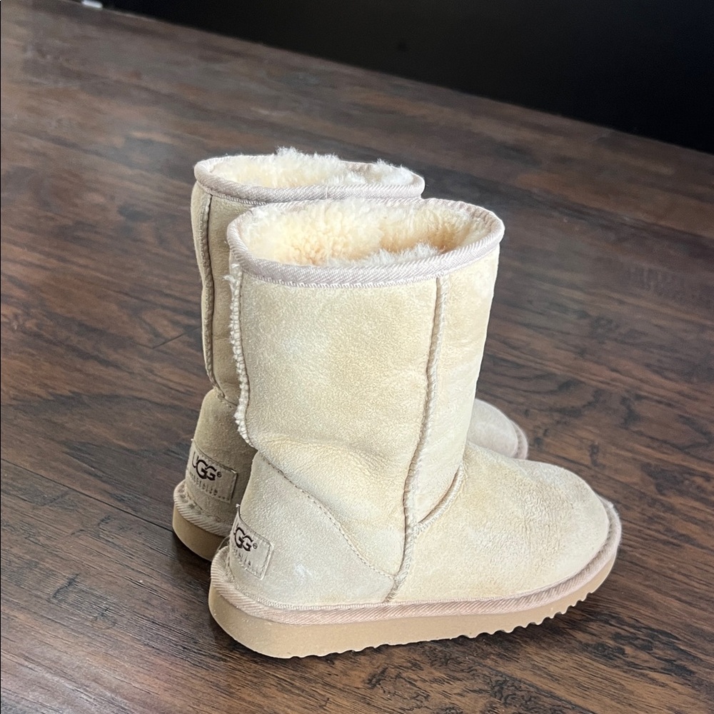 UGG girls light tan short boot size 4